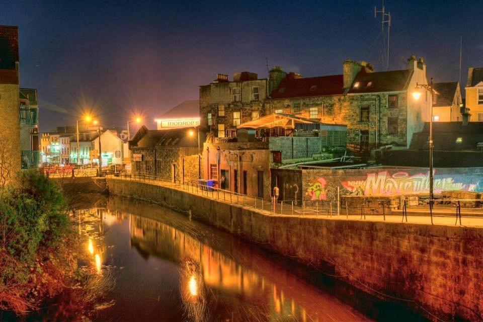 Modern Canal View Home, In City Centre, Sleeps 8 Galway Eksteriør billede