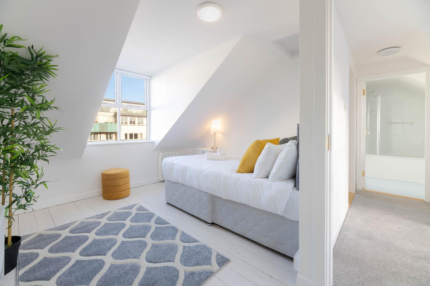 Modern Canal View Home, In City Centre, Sleeps 8 Galway Eksteriør billede