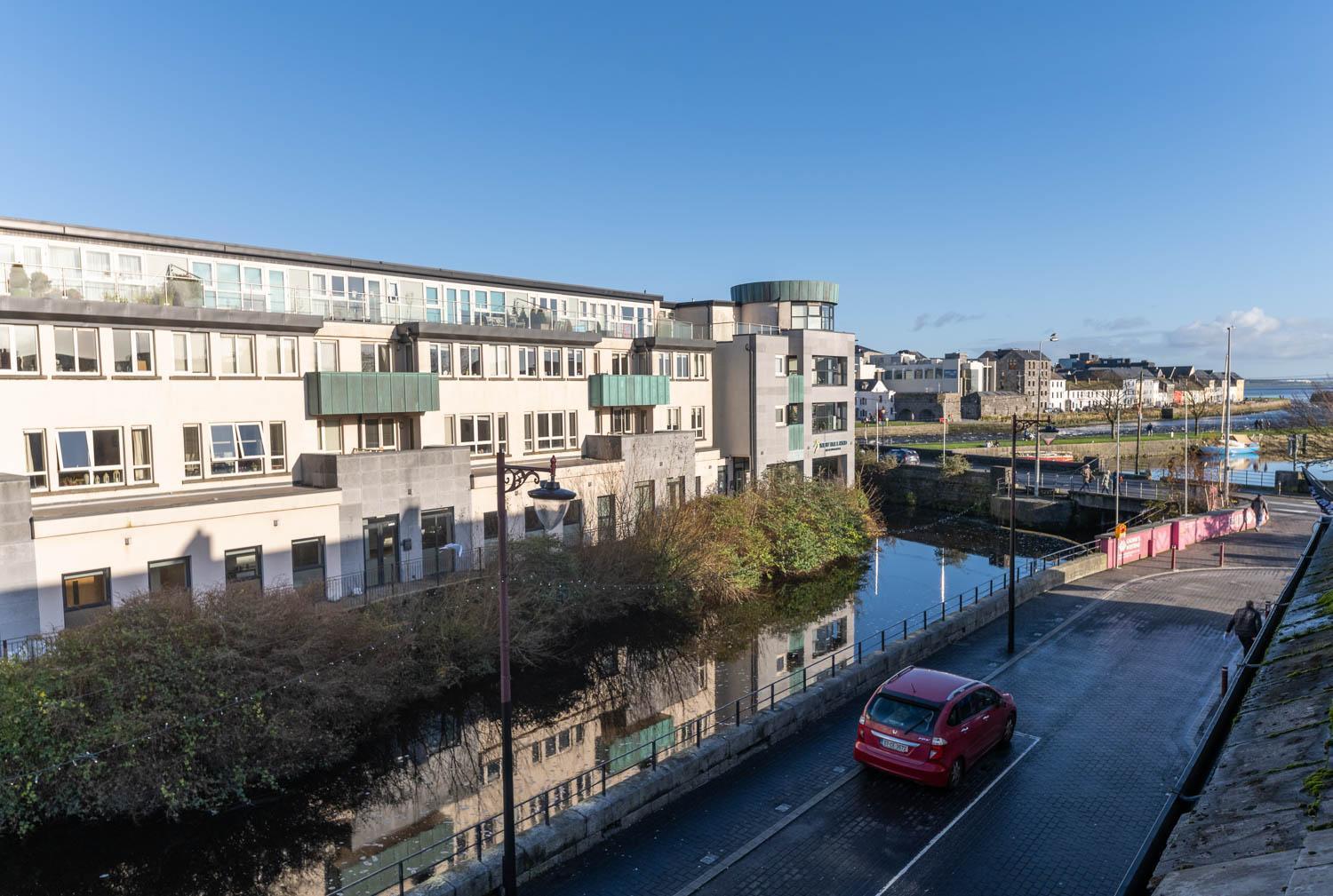 Modern Canal View Home, In City Centre, Sleeps 8 Galway Eksteriør billede