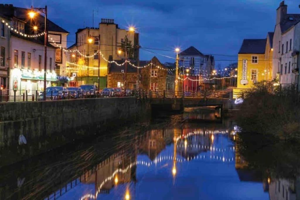 Modern Canal View Home, In City Centre, Sleeps 8 Galway Eksteriør billede