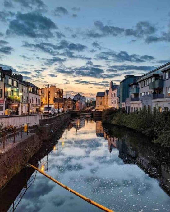 Modern Canal View Home, In City Centre, Sleeps 8 Galway Eksteriør billede
